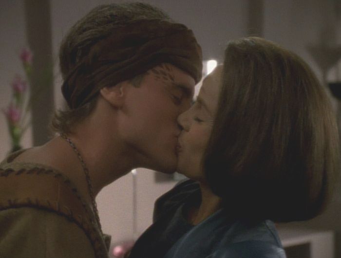 Dathan and B’Elanna (as Korenna) kissing