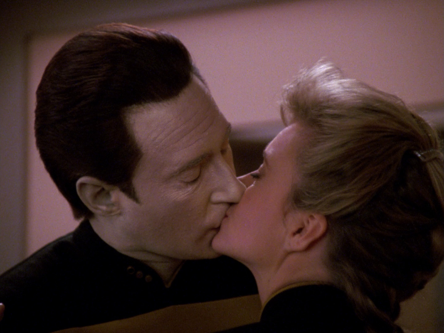 Data and Jenna kissing